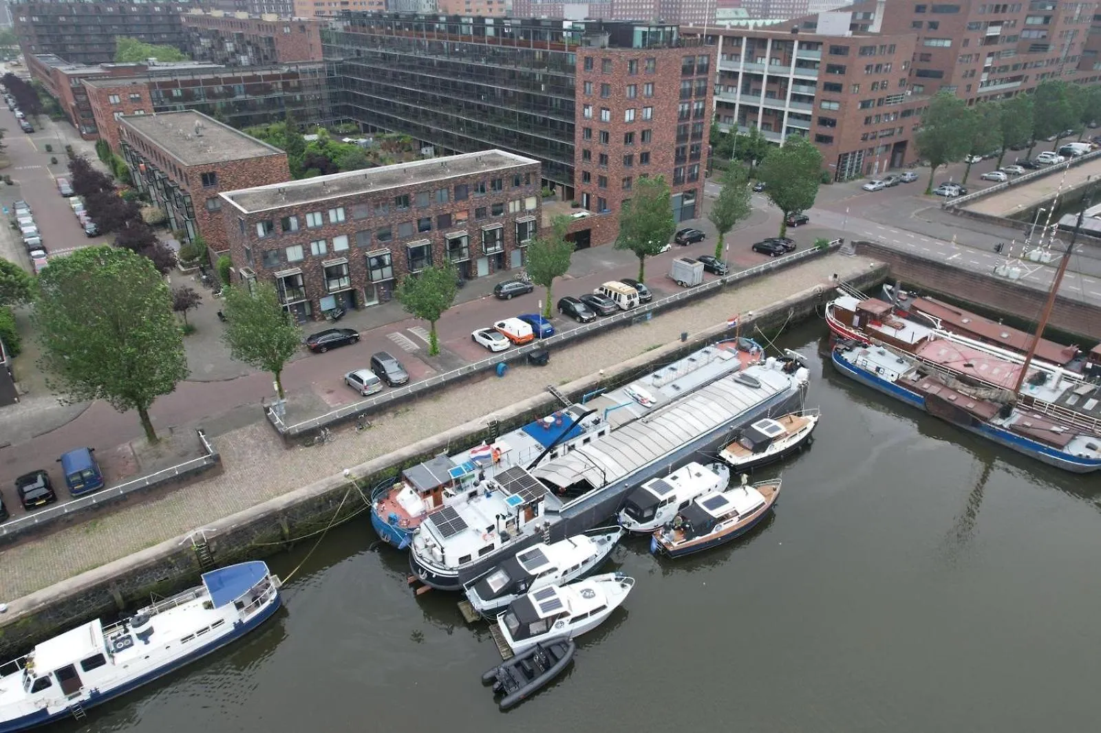 Bruzer Boat 4-6P Boco Living Rotterdam Marina Apartment