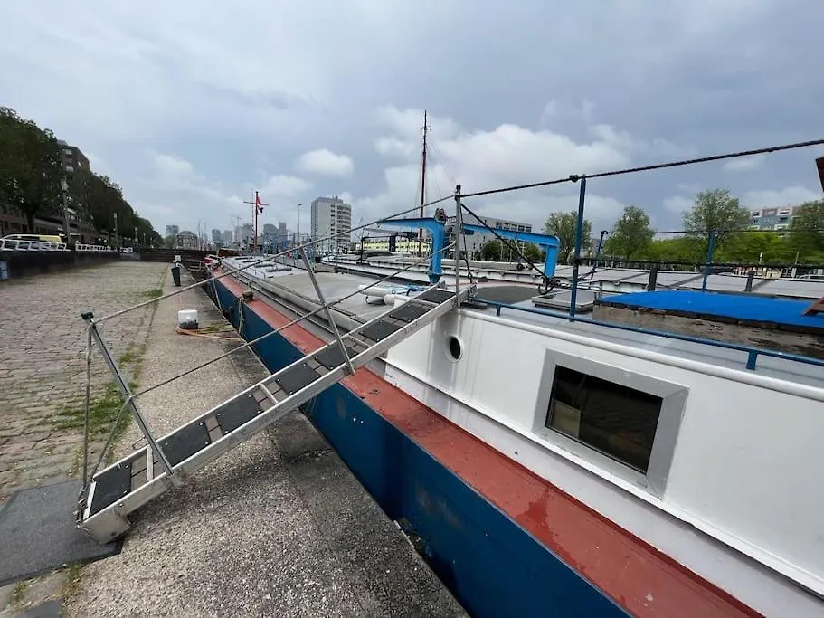 Bruzer Boat 4-6P Boco Living Rotterdam Marina Apartment