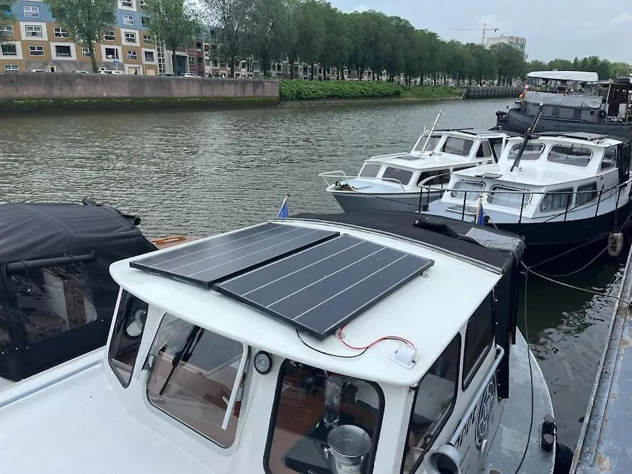 Bruzer Boat 4-6P Boco Living Rotterdam Marina Apartment Netherlands