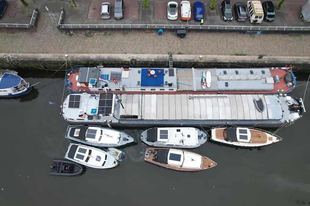 Bruzer Boat 4-6P Boco Living Rotterdam Marina Apartment