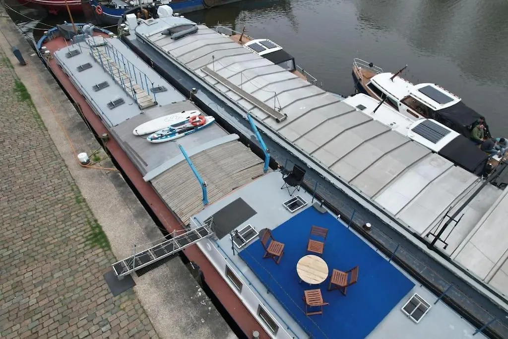 Bruzer Boat 4-6P Boco Living Rotterdam Marina Apartment Netherlands