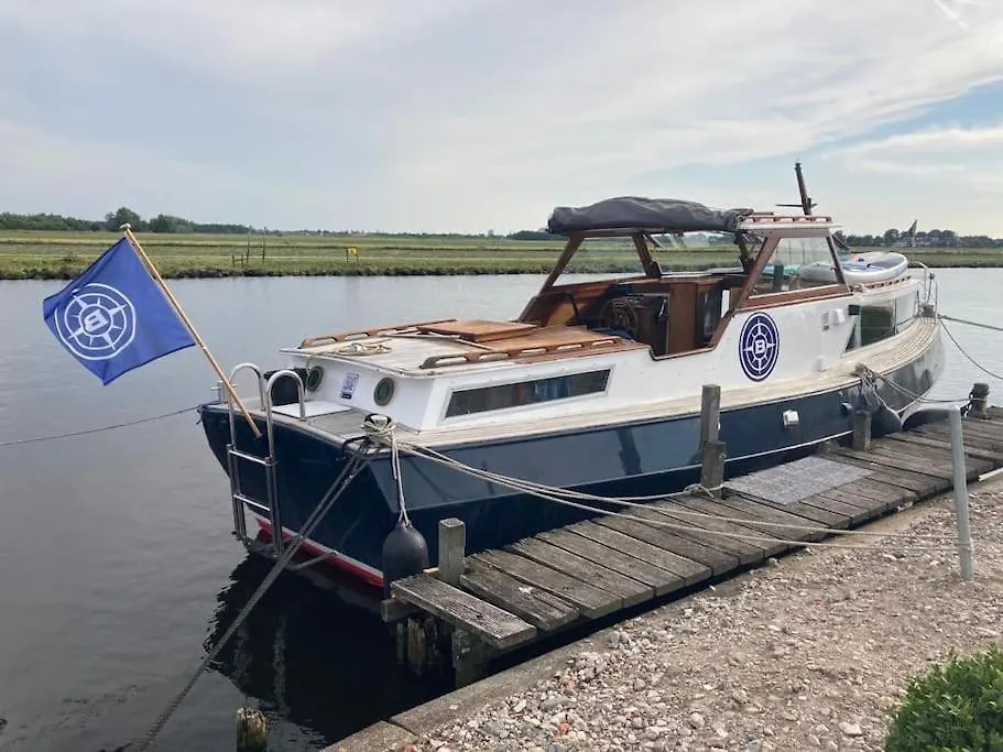 Bruzer Boat 4-6P Boco Living Rotterdam Marina Apartment