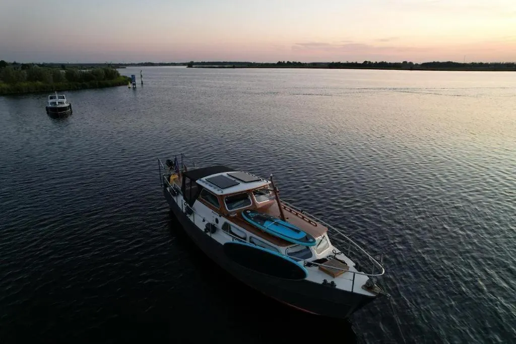Bruzer Boat 4-6P Boco Living Rotterdam Marina Apartment