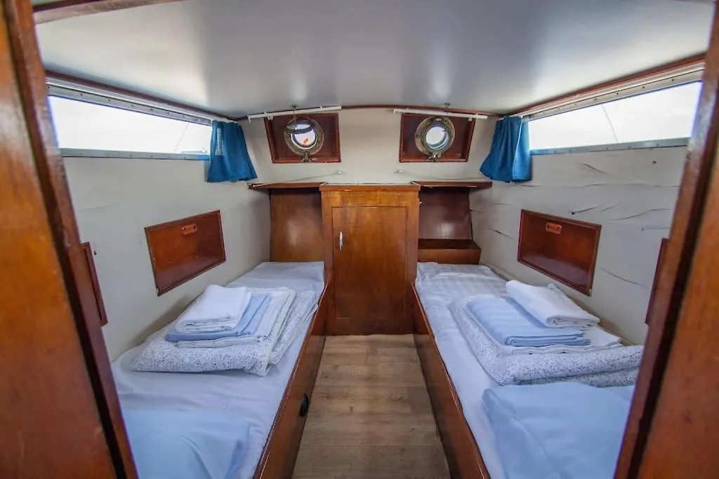 Bruzer Boat 4-6P Boco Living Rotterdam Marina Apartment
