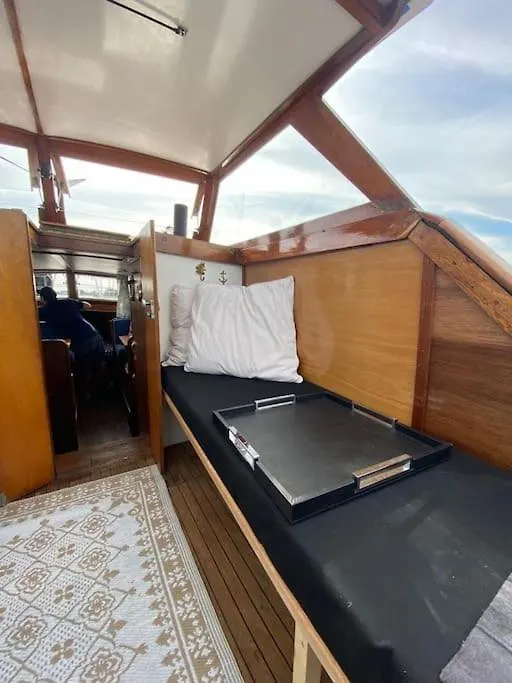 Bruzer Boat 4-6P Boco Living Rotterdam Marina Apartment