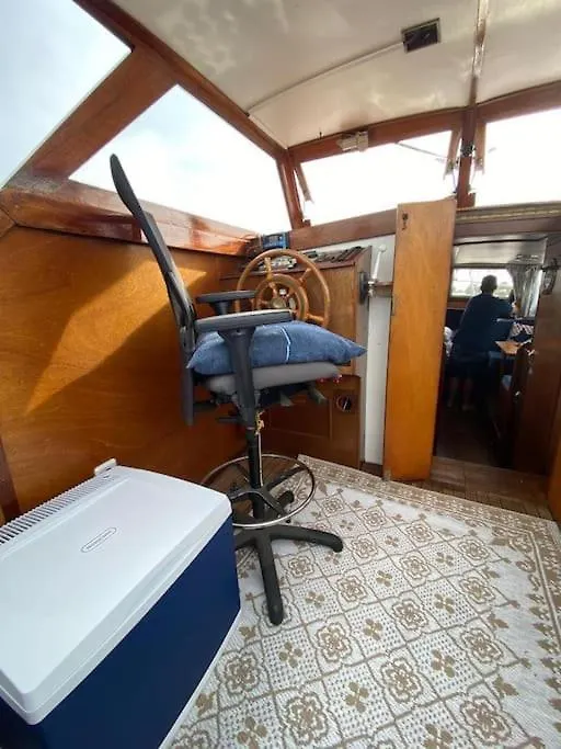 Bruzer Boat 4-6P Boco Living Rotterdam Marina Apartment Netherlands