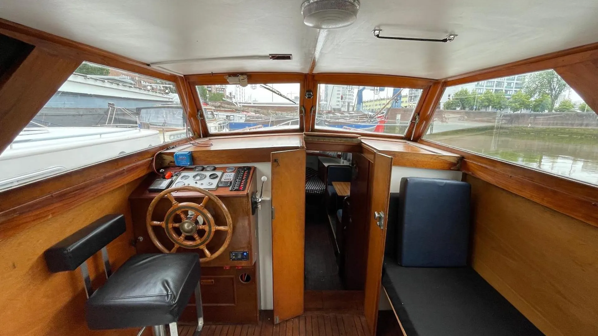 Bruzer Boat 4-6P Boco Living Rotterdam Marina Apartment