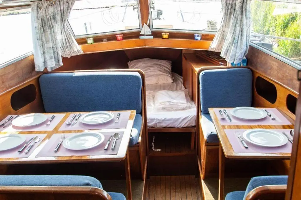 Bruzer Boat 4-6P Boco Living Rotterdam Marina Apartment