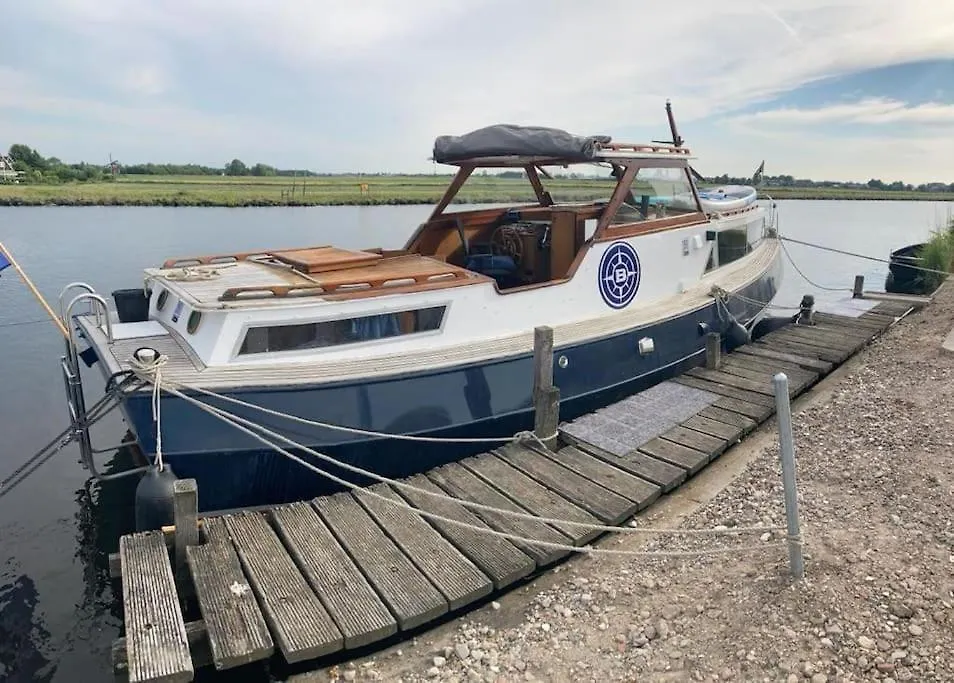 Bruzer Boat 4-6P Boco Living Rotterdam Marina Apartment